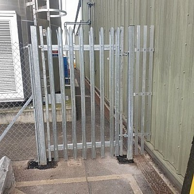 Palisade fencing, Gate install,